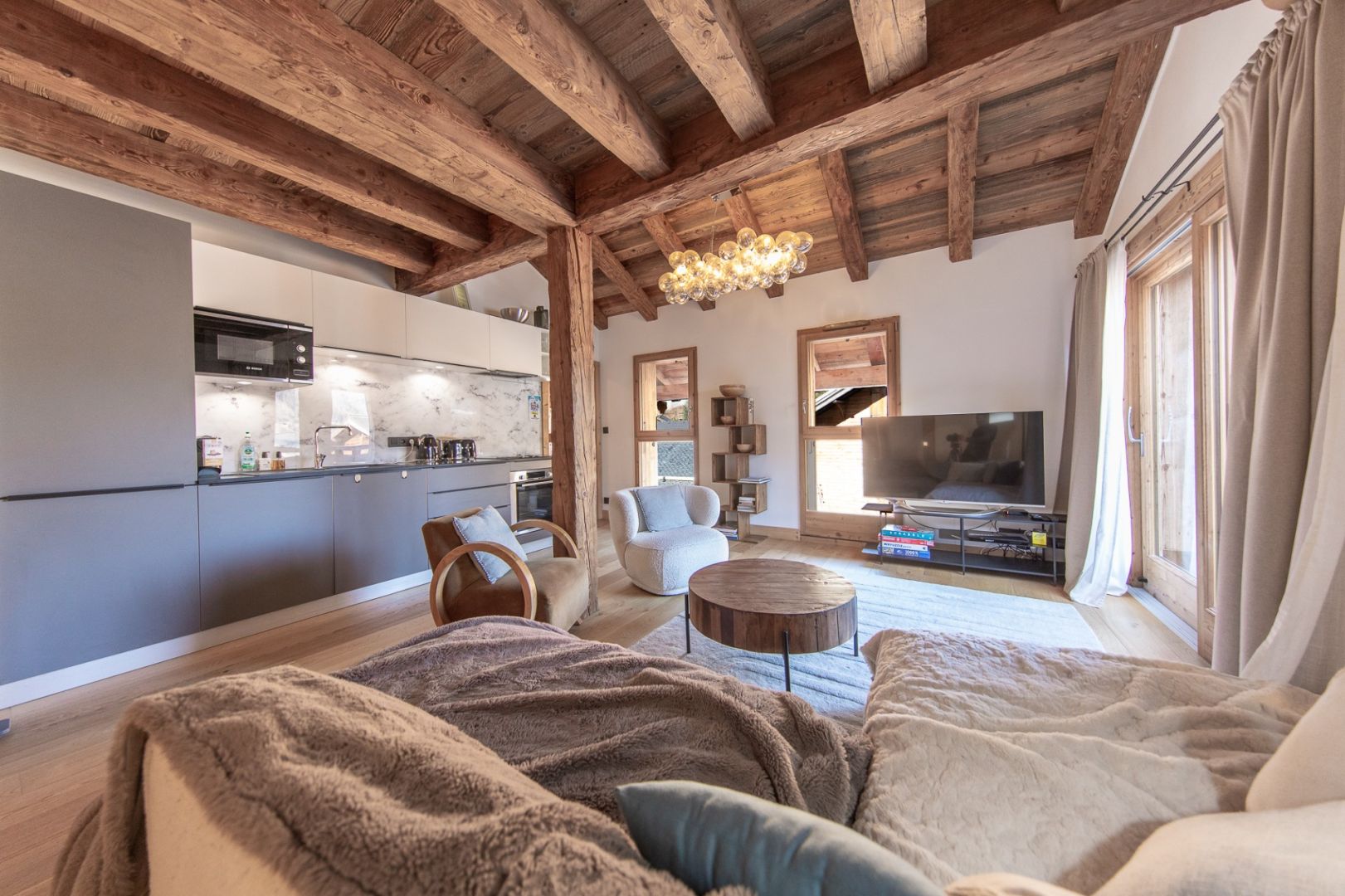 Morzine, Les Portes du Soleil apartment for sale - Morzine | Renovated 3-Bedroom Apartment with Panoramic Mountain Views - gallery image 3
