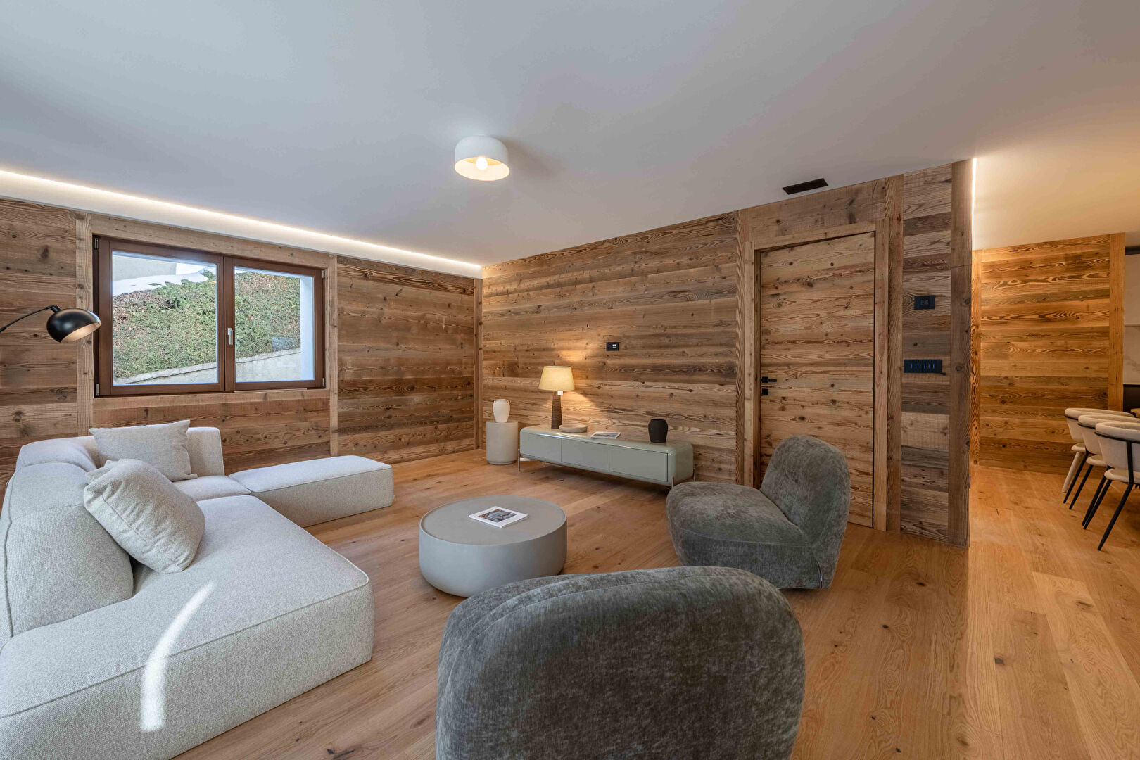 Chamonix, Chamonix Valley apartment for sale - Chamonix | Renovated 3-Bedroom Apartment with Panoramic Mountain Views - gallery image 2