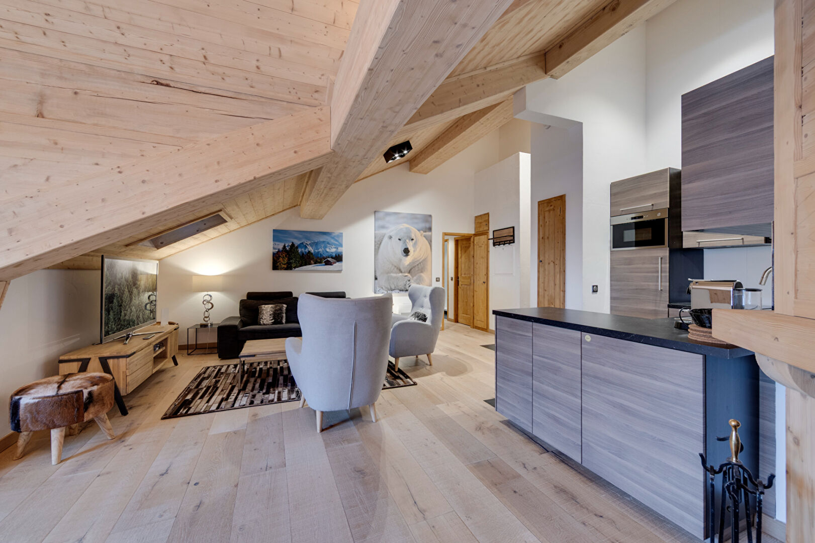 les Arcs, Paradiski apartment for sale - les Arcs | Renovated 2-Bedroom Ski-In/Ski-Out Apartment with Panoramic Mountain Views - gallery image 3