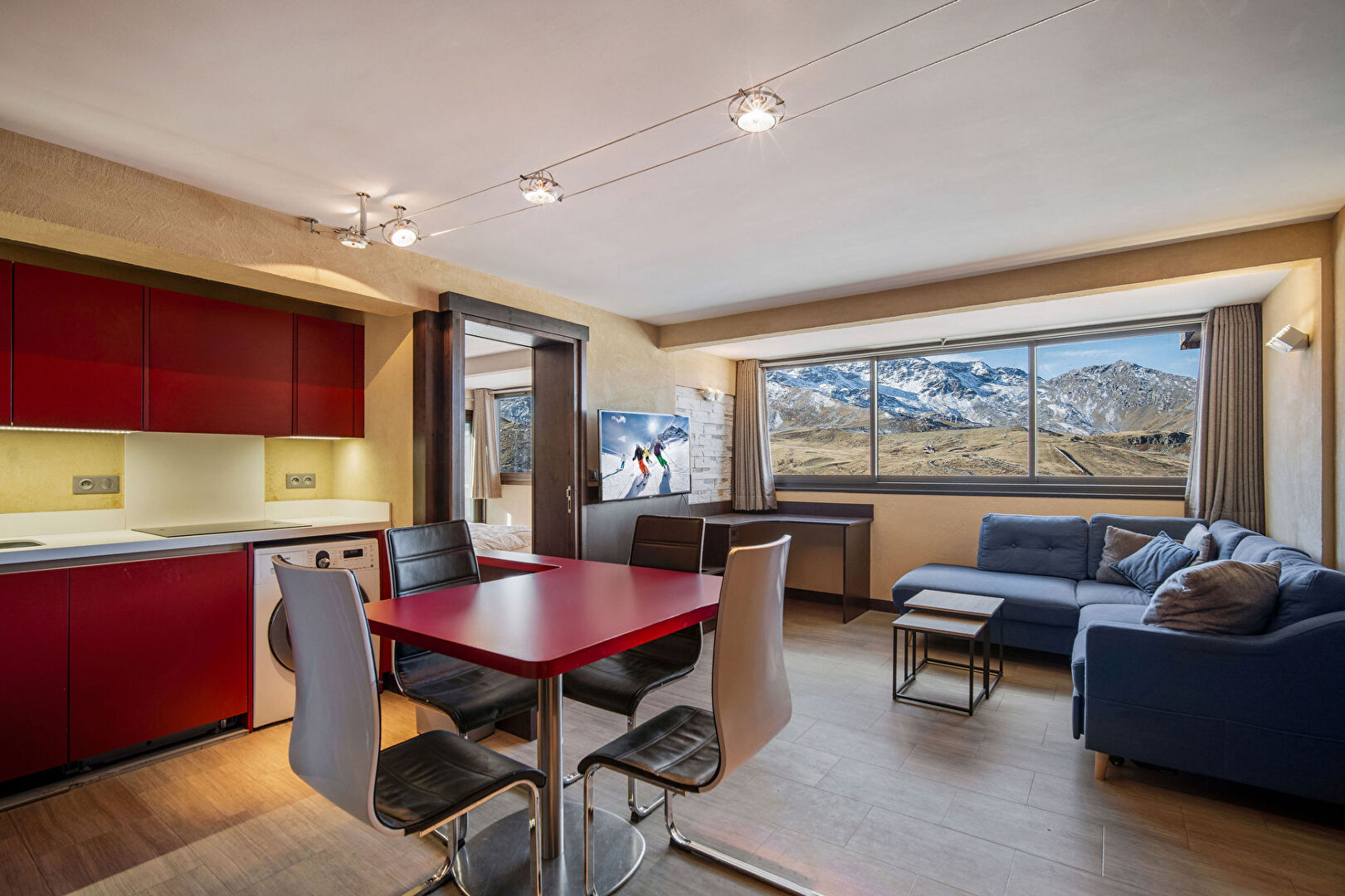 Val Thorens, Les 3 Vallées apartment for sale - Val Thorens | Rare 3-Bedroom Apartment with Panoramic Mountain Views - gallery image 2