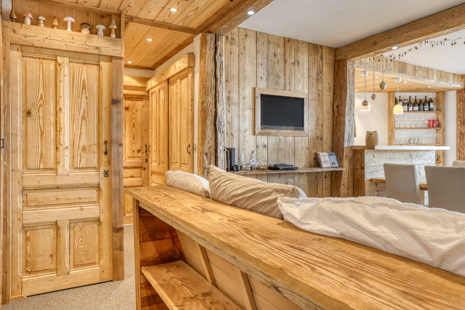 Val Thorens, Les 3 Vallées apartment for sale - Val Thorens | Renovated 2-Bedroom Ski-In/Ski-Out Apartment in Resort Centre - gallery image 3