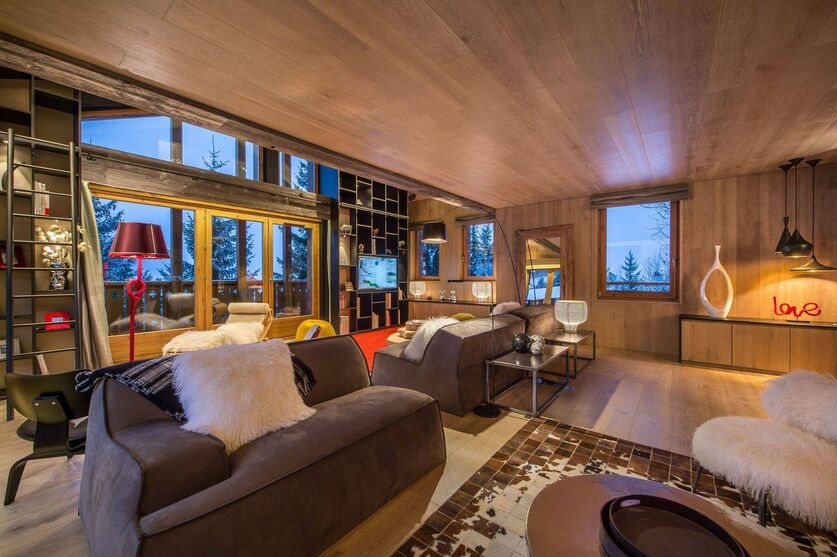 Courchevel, Les 3 Vallées chalet for sale - Courchevel | Rare 5-Bedroom Chalet with South-west-facing Balcony - gallery image 2