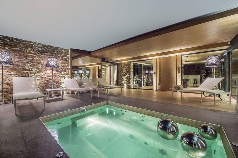 Courchevel, Les 3 Vallées chalet for sale - Courchevel | Rare 5-Bedroom Chalet with South-west-facing Balcony - gallery image 3