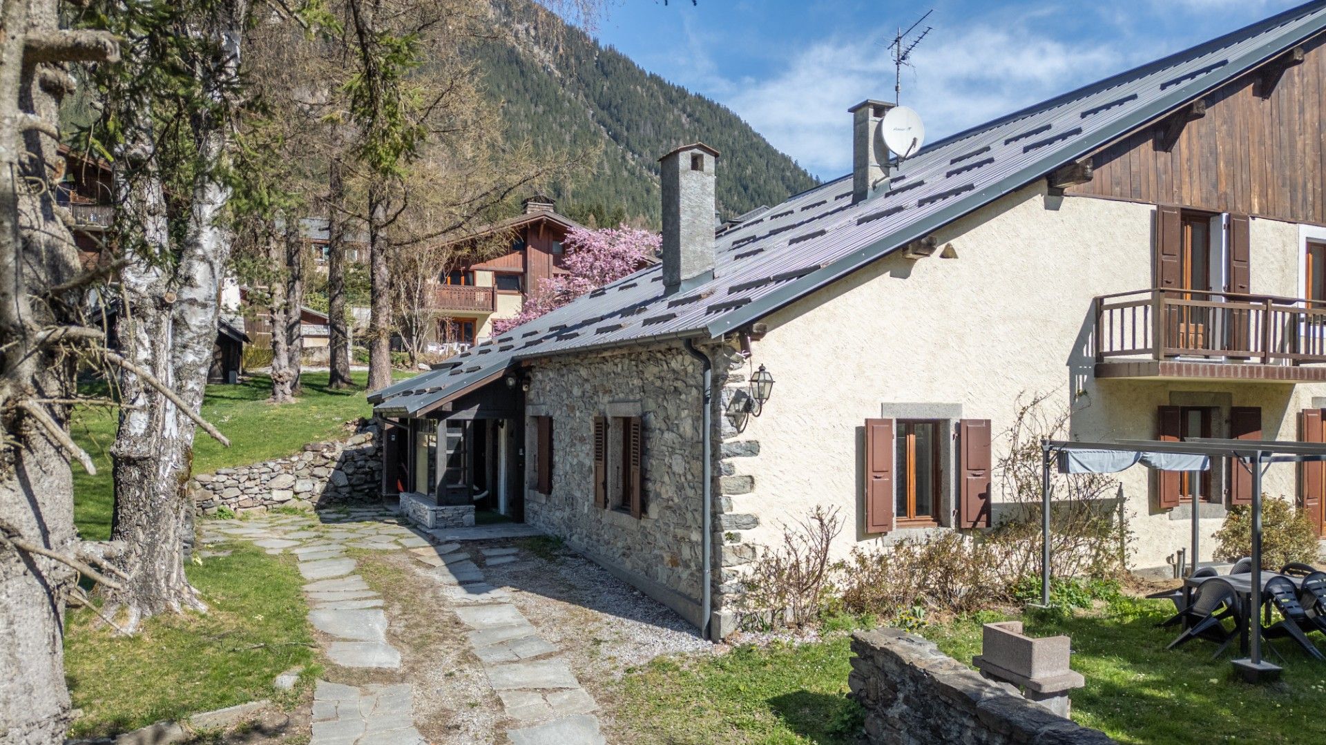 Chamonix Mont Blanc, Chamonix Valley chalet for sale - Chamonix Mont Blanc | Rare 5-Bedroom Chalet with Panoramic Mountain Views - gallery image 3