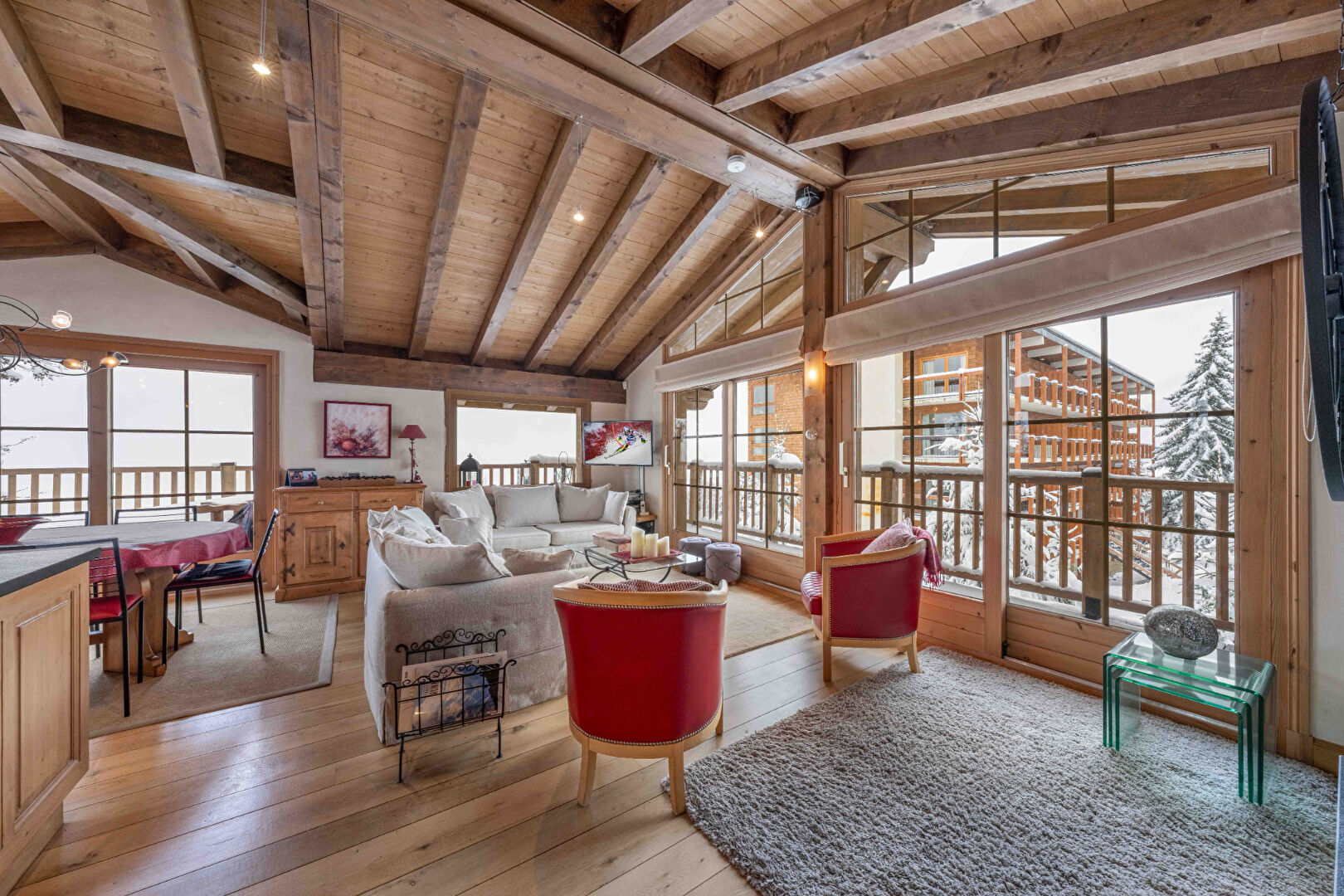 Courchevel, Les 3 Vallées chalet for sale - Courchevel | Rare 4-Bedroom Chalet with Panoramic Mountain Views - gallery image 2