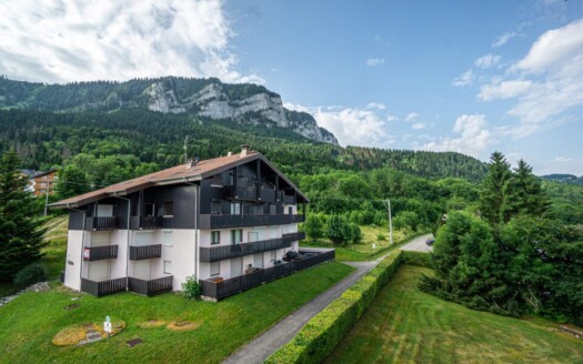 2298 – Thollon‑les‑Mémises – Studio with south-facing balcony, furnished, shared parking, panoramic view