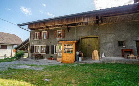 2305 – Thollon‑les‑Mémises – Character house with outbuildings, garage, renovation potential