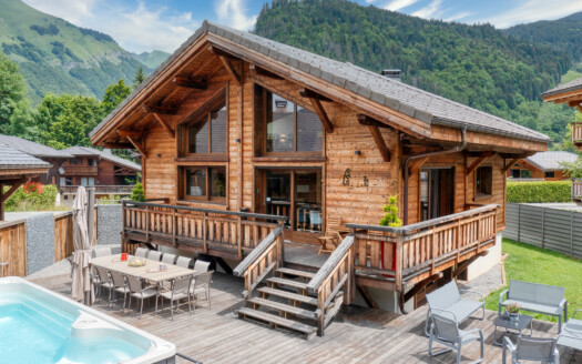 Morzine  | Beautiful 7 Bedrooms Chalet – Close To The Center