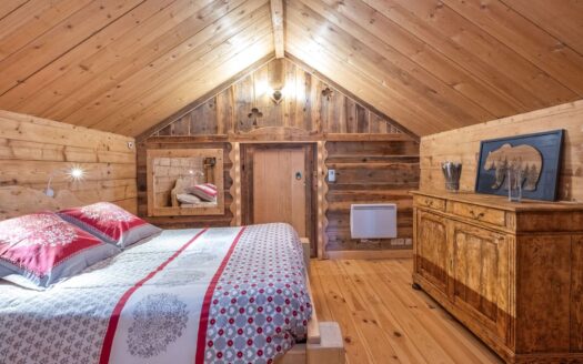 Crest-Voland | Charming 2-Bed Ski-In Ski-Out Chalet