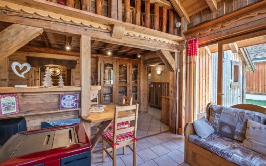Crest-Voland | Charming 2-Bed Ski-In Ski-Out Chalet