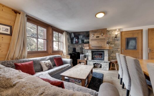 Tignes | 6-Bed Chalet in Les Brévières with Lift Access