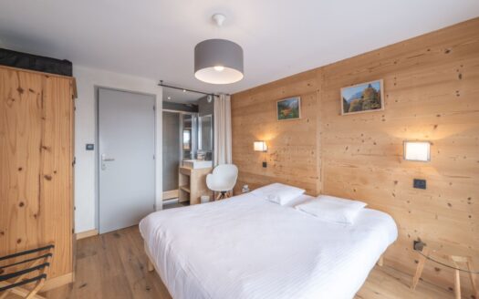 Alpe d’Huez | Stunning 4-Bed Family Apartment in Heart of Resort with Wraparound Balcony