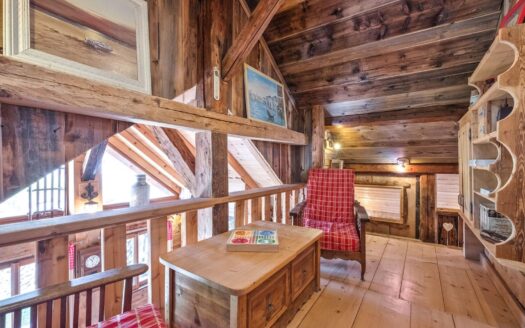 Crest-Voland | Charming 2-Bed Ski-In Ski-Out Chalet