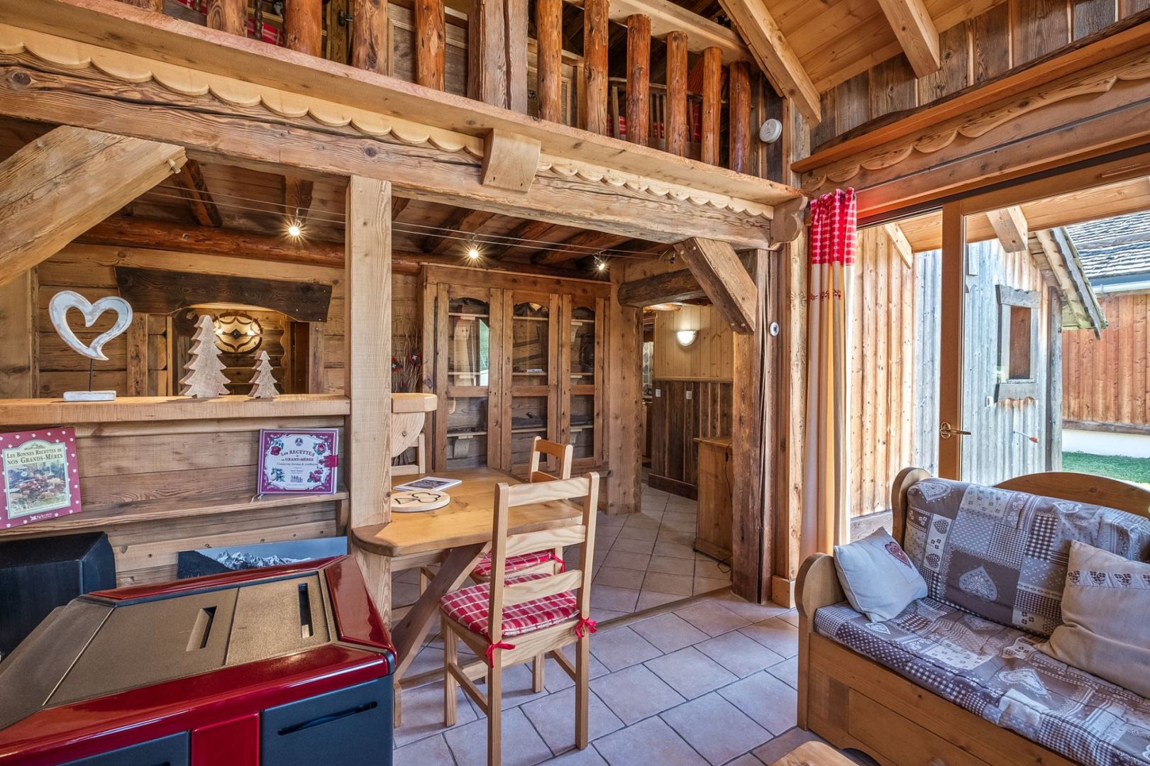 Domosno | Crest-Voland | Charming 2-Bed Ski-In Ski-Out Chalet