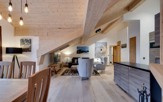 Les Arcs | Renovated 2-Bed Top Floor Apartment in Arc 1950 with Aiguille Rouge Views