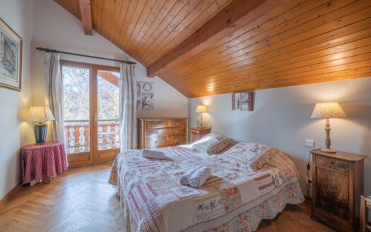 Les Deux Alpes | Authentic 5-Bed Chalet Facing Mountains
