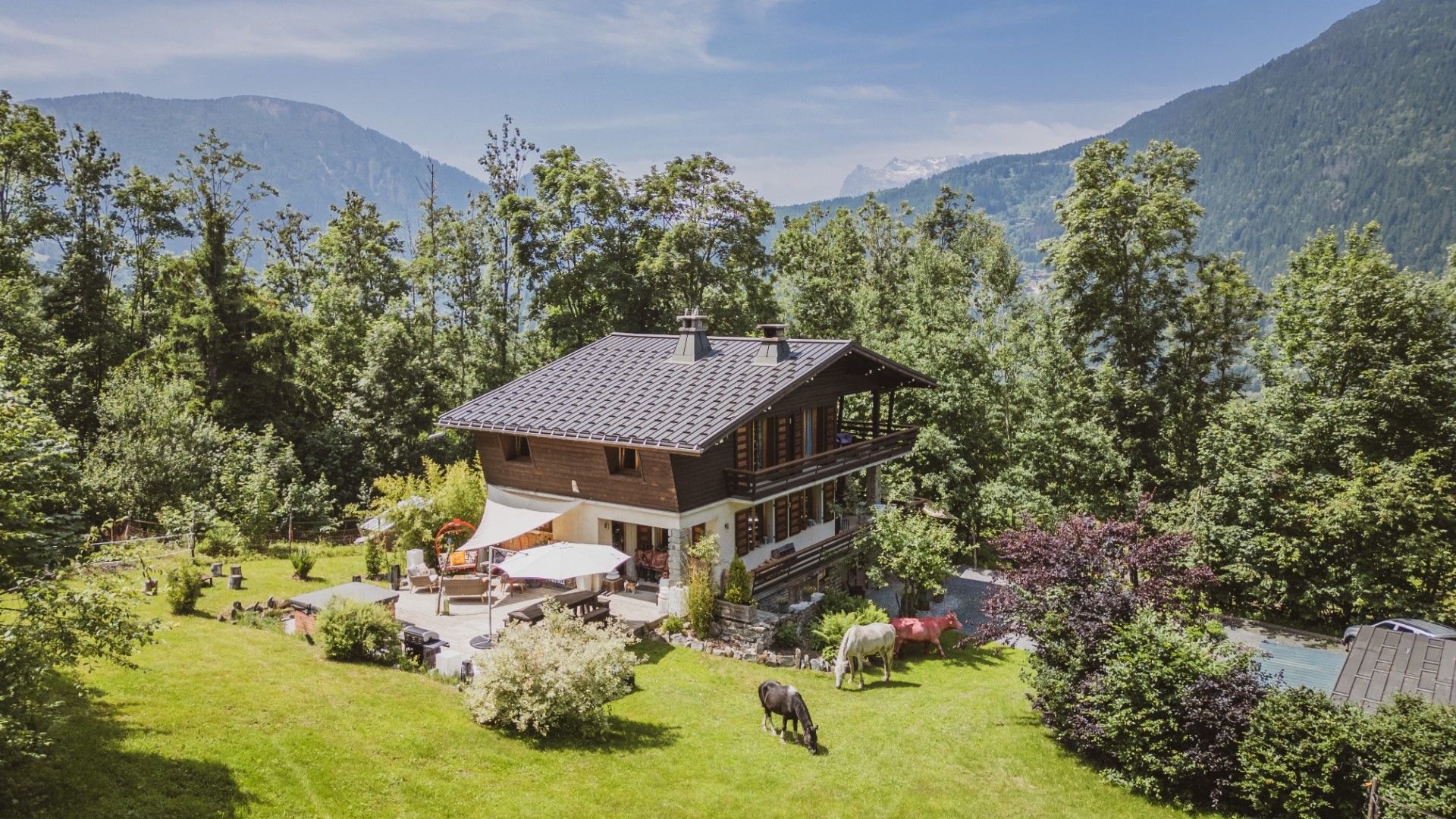 Domosno | Les Houches | Expansive 4-Bed Family Chalet with Independent Apartment