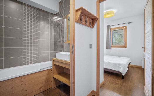 Les Menuires | 3-Bed Apartment on 8th Floor with Commercial Lease & Peak Views