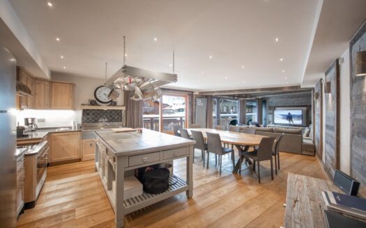 Morzine | Elegant 3-Bed En-Suite Apartment on Main Shopping Street