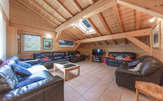 Morzine | Spacious 8-Bed Semi-Detached Farmhouse with Rental Income Potential