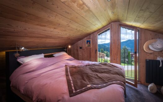 Notre-Dame-de-Bellecombe | 4-Bedroom Welcoming Chalet – Ski In Ski Out