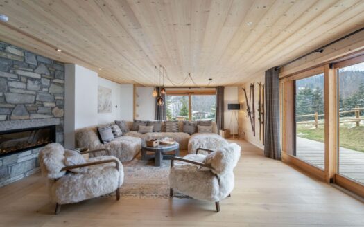 Demi-Quartier | Contemporary 4-Bed Reverse Duplex with Unobstructed Views