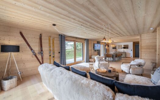 Demi-Quartier | Contemporary 4-Bed Reverse Duplex with Unobstructed Views