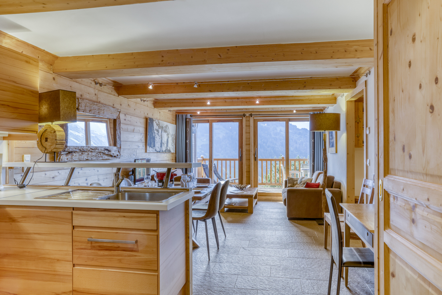 Domosno | Hauteluce | 4-Bed Ski-In Ski-Out Apartment with Huge Terrace