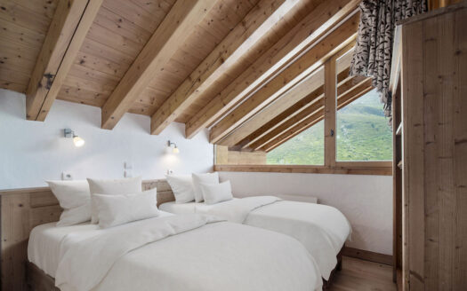 Les Menuires | Exceptional 6-Bed Ski-In Ski-Out Duplex with Private Sauna