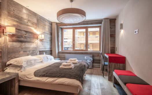 Morzine | Elegant 3-Bed En-Suite Apartment on Main Shopping Street