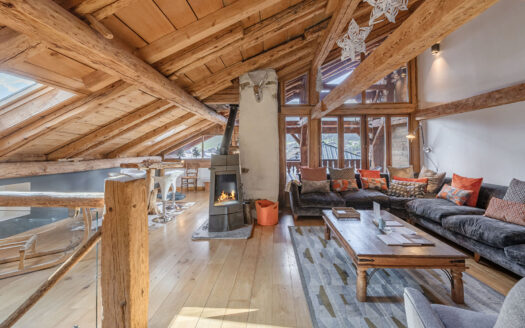 Morzine | Prestigious 6-Bed Renovated Farmhouse with Jacuzzi & Apartment