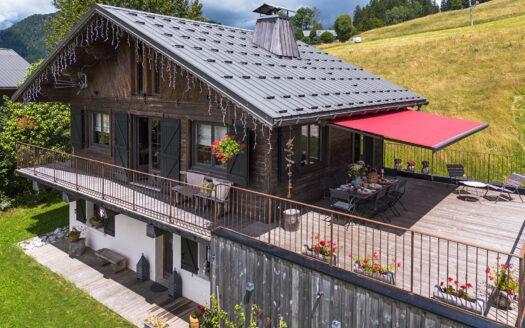 Notre-Dame-de-Bellecombe | 4-Bedroom Welcoming Chalet – Ski In Ski Out