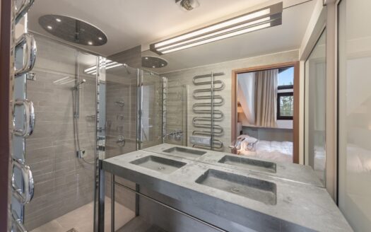 Courchevel 1850 | Premium 2-Bed Top-Floor Apartment Near Slopes