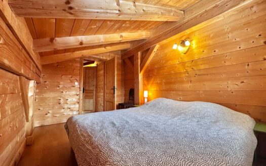 Crest-Voland | 4-Bed Duplex on Slopes with Renovation Potential