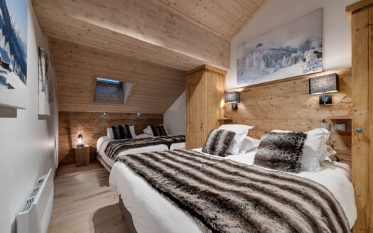 Les Arcs | Renovated 2-Bed Top Floor Apartment in Arc 1950 with Aiguille Rouge Views