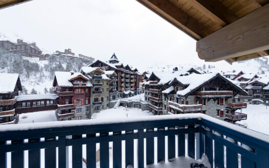 Les Arcs | Renovated 2-Bed Top Floor Apartment in Arc 1950 with Aiguille Rouge Views