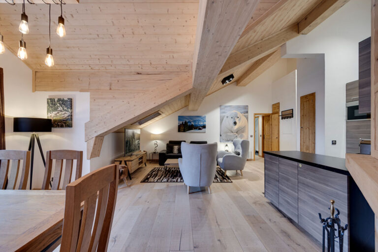 Les Arcs | Renovated 2-Bed Top Floor Apartment in Arc 1950 with Aiguille Rouge Views