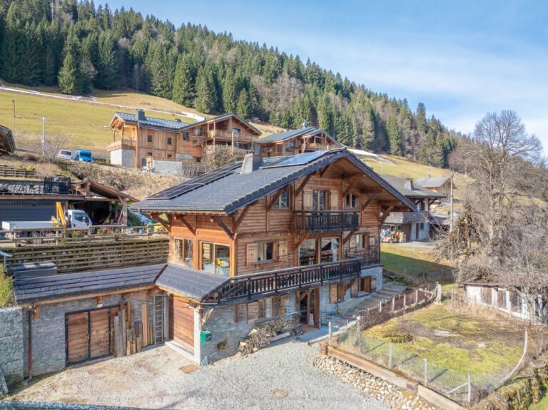 Morzine | Charming 5-Bed Chalet Close to Centre with Hot Tub