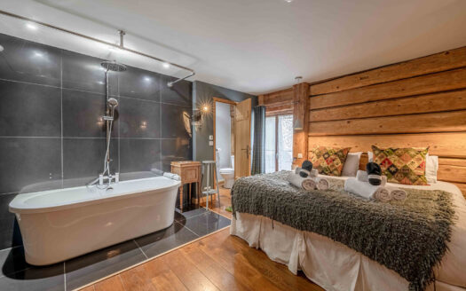 Morzine | Prestigious 6-Bed Renovated Farmhouse with Jacuzzi & Apartment