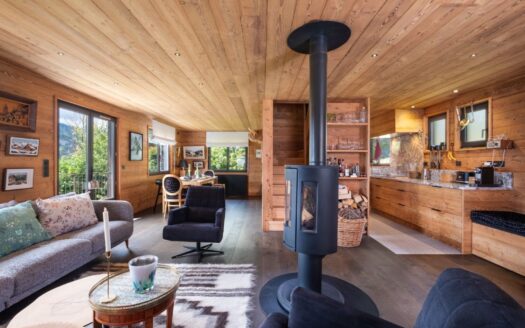 Notre-Dame-de-Bellecombe | 4-Bedroom Welcoming Chalet – Ski In Ski Out