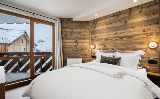 Val Thorens | Refined 3-Bed Ski-In Ski-Out Apartment in Resort Centre