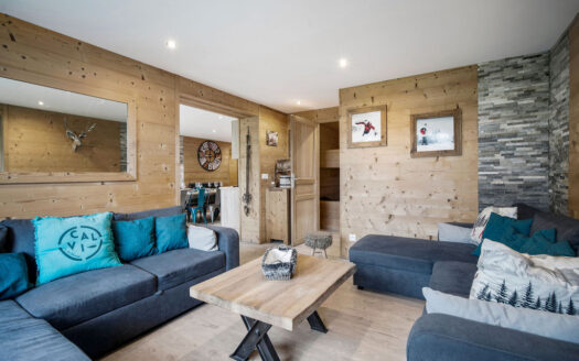 Val Thorens | Spacious 6-Bed Ski-In Ski-Out Apartment in Resort Centre